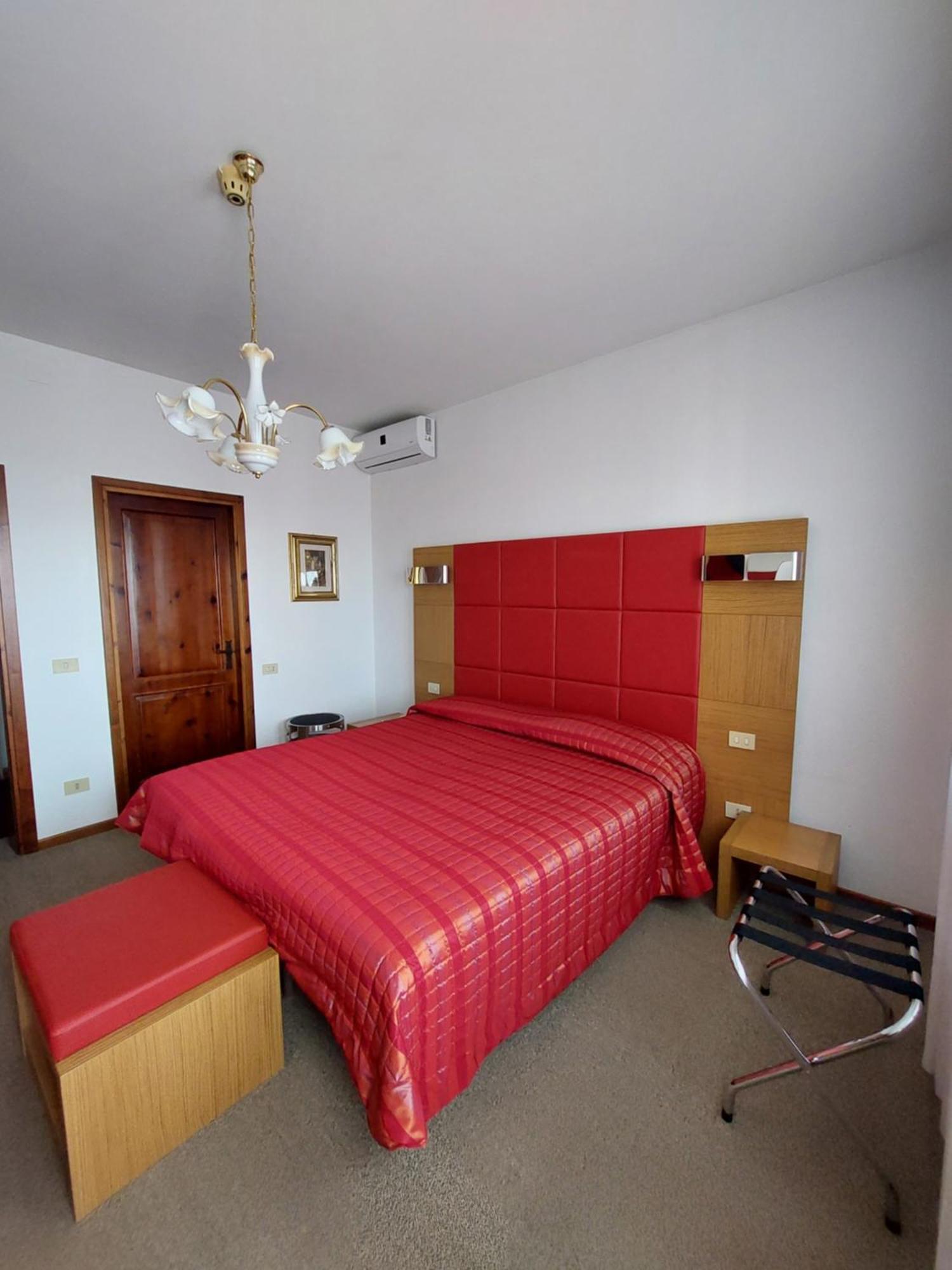 מונטבלונה Albergo Alla Pineta מראה חיצוני תמונה